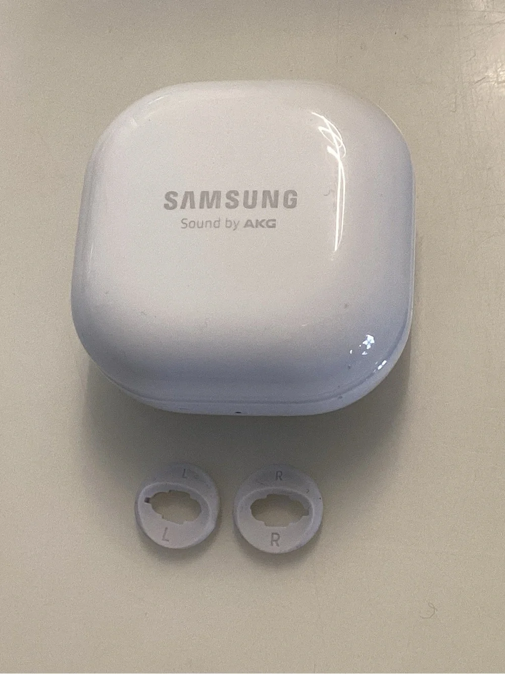 Samsung White Wireless Earbuds Charging Case with White Tip Rings